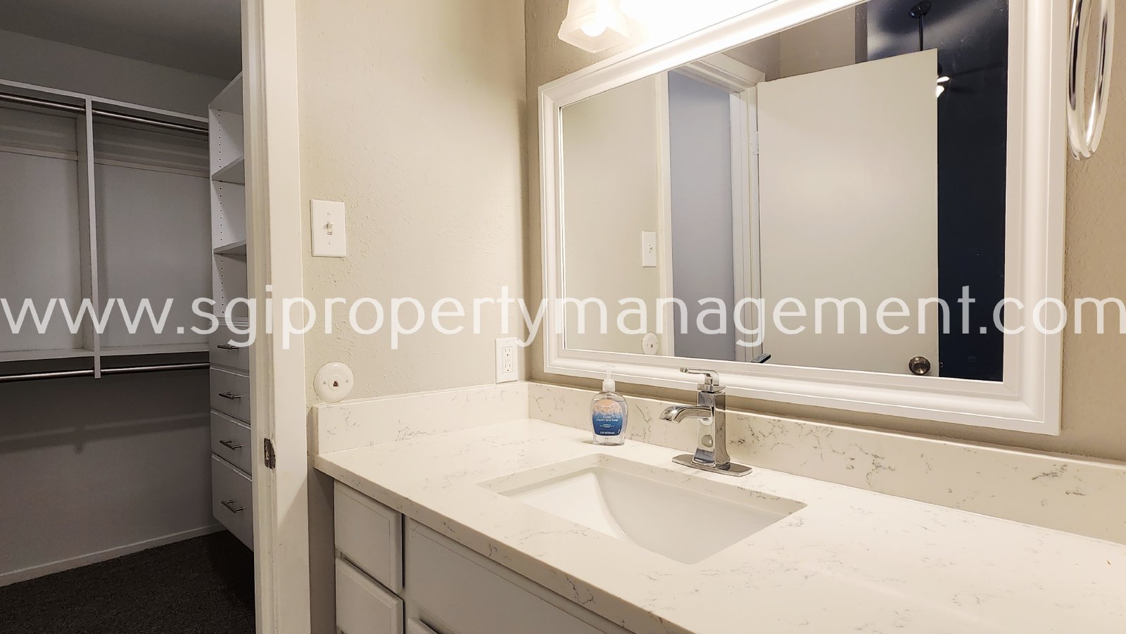 6646 E Lovers Ln property image