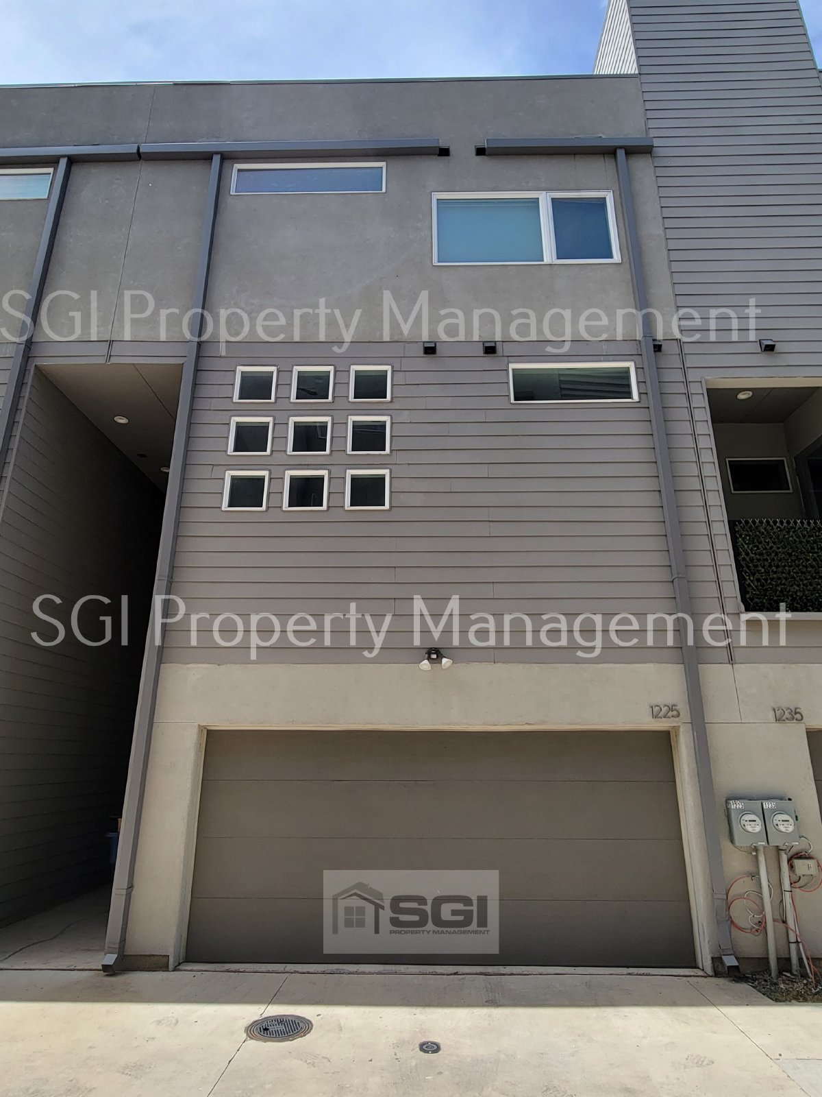 3 Story Townhouse in Fantastic Central Location with ROOFTOP Patio!! property image