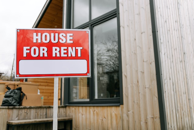 house with red for rent sign