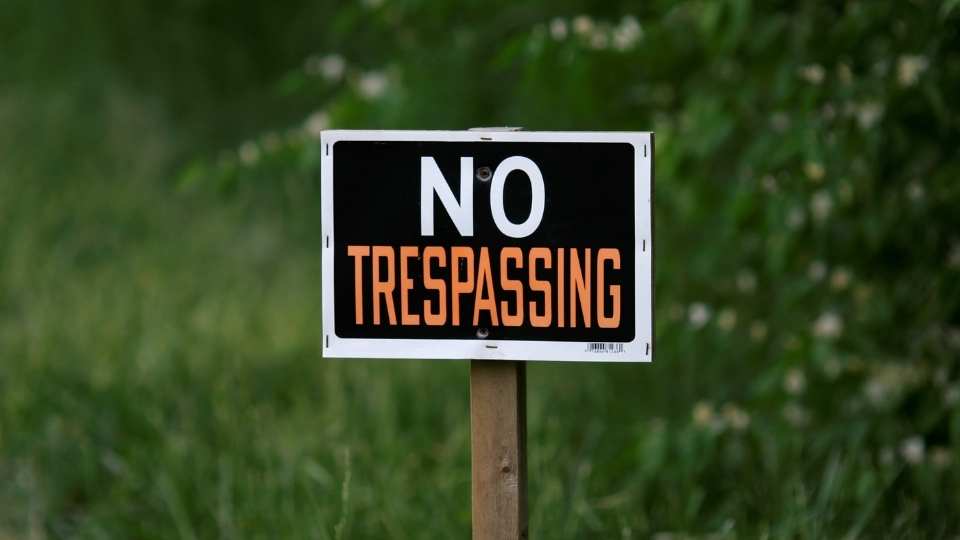 no trespassing sign